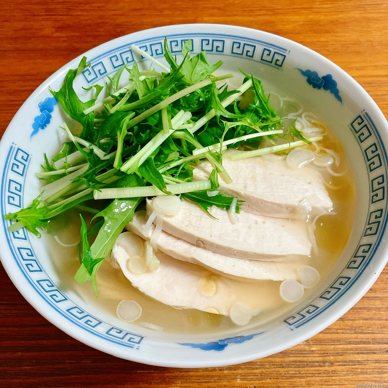 細麺の鶏白湯風